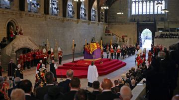 Féretro de la reina Isabel II es trasladado del palacio de Buckingham al Parlamento británico