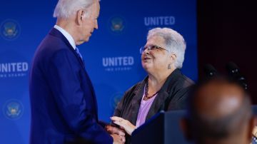 El presidente Joe Biden abraza a Susan Bro, madre de Heather Heyer, en la cumbre United We Stand.
