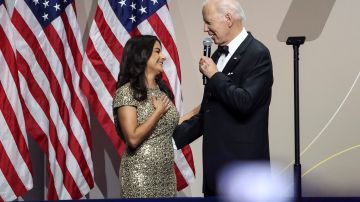 El presidente Biden cantó "Happy Birthday" a la representante Nanette Diaz.