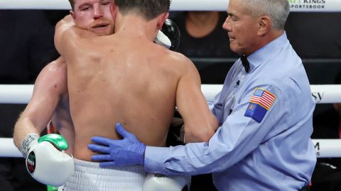 El abrazo entre Canelo y Golovkin al finalizar su round 36 de combate.