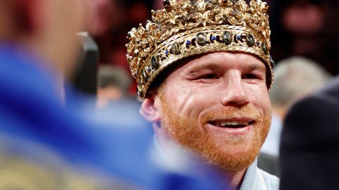 Canelo Alvarez reacciona después de derrotar a Gennady Golovkin para retener su título de peso súper mediano en T-Mobile Arena el 17 de septiembre de 2022 en Las Vegas, Nevada.