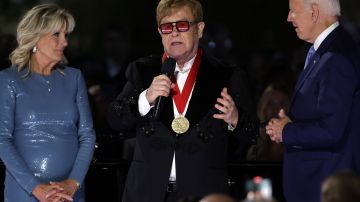 Sir Elton John habla después de que el presidente Joe Biden le entregó la Medalla Nacional de Humanidades.