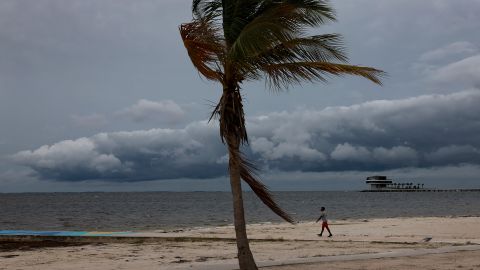 Las nubes del próximo huracán Ian oscurecen el cielo el 27 de septiembre de 2022 en San Petersburgo, Florida. Se espera que Ian esté en el área de Tampa Bay desde el miércoles por la noche hasta la madrugada del jueves.