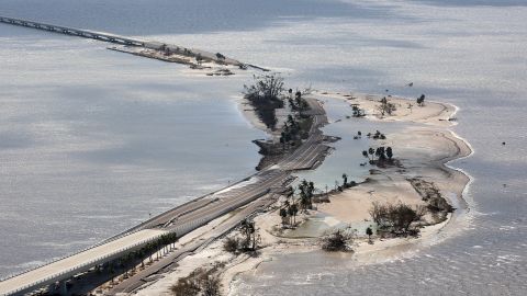 Partes de Sanibel Causeway fueron arrastradas con secciones del puente al paso del huracán Ian en el condado de Lee.