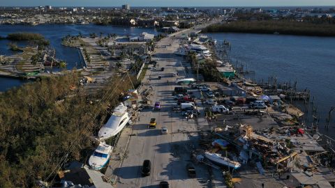 Estela de daños causados por el huracán Ian en la isla San Carlos, cerca de Fort Myers, en Florida.