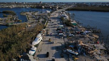 Estela de daños causados por el huracán Ian en la isla San Carlos, cerca de Fort Myers, en Florida.