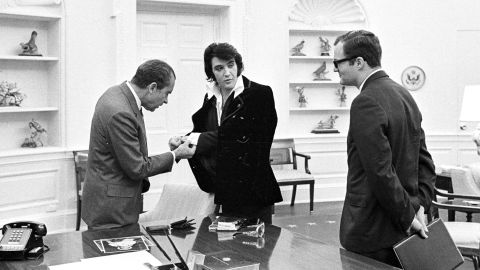 Elvis Presley le muestra al presidente Richard Nixon sus gemelos el 21 de diciembre de 1970 en la Casa Blanca.