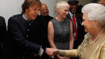La reina Isabel II de Gran Bretaña se reúne con Sir Paul McCartney entre bastidores durante el Concierto del Jubileo de Diamante en Londres, el 4 de junio de 2012.
