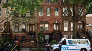 Los policías montan guardia frente a la casa de Cathleen Alexis, la madre del tirador de Washington Navy Yard Aaron Alexis, el 17 de septiembre de 2013 en el vecindario Bedford-Stuyvesant del distrito de Brooklyn de la ciudad de Nueva York.