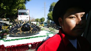 A man waits to board his float from "Tacos Mexico" in East Los Angeles, CA while he awaits the beginning of the parade celebrating the independence of Mexico, 07 September 2003. People with Latin American origins living in California are estimated to number some 10 million, or one in every three residents in the state. Although this number continues to grow, the number of registered voters is only 14 percent of the electorate. Experts are predicting the Latino voter will be pivotal to the success of the recall election in which California Governor Gray Davis will be required to submit to evaluation his second term. More than 100 office-seekers are officially registered as candidates--among them actor Arnold Schwarzenegger, adult film actress Mary Carey, Lt Governor Cruz Bustmante and political commentator Arianna Huffington. AFP PHOTO/HECTOR MATA (Photo credit should read HECTOR MATA/AFP via Getty Images)