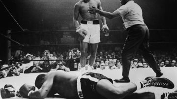 Sonny Liston se encuentra fuera del conteo después de ser noqueado en el primer asalto de su pelea por el título de regreso ante el campeón mundial de peso pesado Muhammad Ali, Lewiston, Maine, el 25 de mayo de 1965.