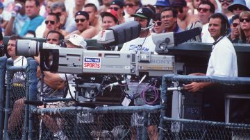 25 de junio de 1994: EL CÁMARA DE TV Y FOTOGRAFÍA EN EL TRABAJO DURANTE EL ST. LOUIS CARDINALS 3-1 VICTORIA SOBRE LOS CACHORROS EN WRIGLEY FIELD EN CHICAGO, ILLINOIS.