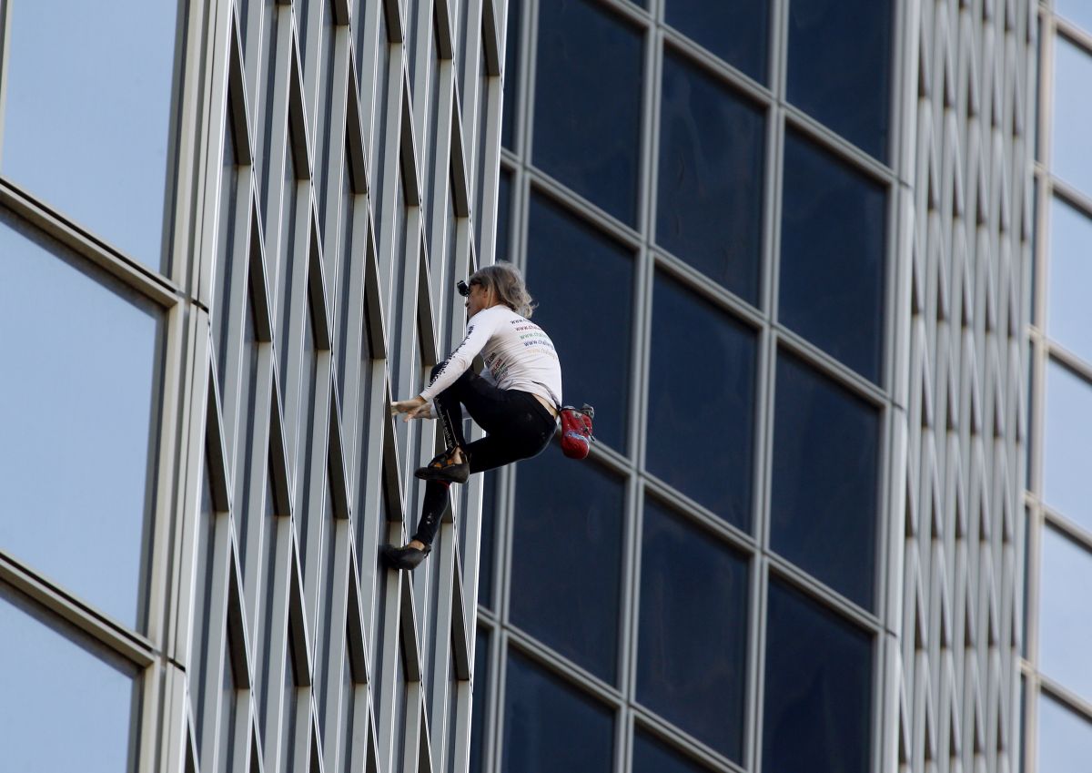 VIDEO: “Spiderman francés” celebra sus 60 años escalando un edificio de 48  pisos en París - La Opinión