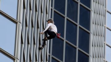 VIDEO: “Sipderman francés” celebra sus 60 años escalando un edificio de 48 pisos en París