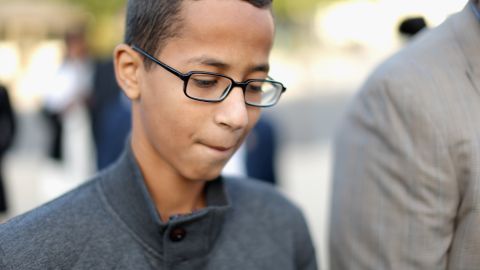 Mohamed fue arrestado por la policía cuando llevó un reloj electrónico casero a clase en la escuela secundaria MacArthur y las autoridades lo confundieron con una bomba.