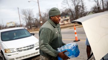 Residentes de Jackson, en Mississippi, demandan a los funcionarios por la crisis del agua