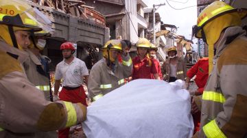 Rescatistas sacan un cuerpo de los escombros de edificios derrumbados, 22 de septiembre de 1999, en Puli, en el centro de Taiwán.