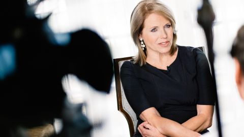 Katie Couric habla durante una entrevista para promocionar el documental original EPIX 'Under The Gun' el 3 de mayo de 2016 en Los Ángeles, California.