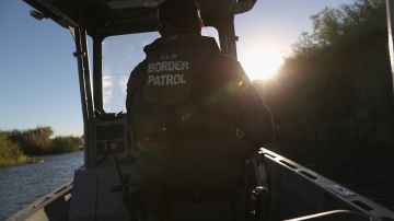 Las autoridades siguen e la búsqueda de más cuerpos de inmigrantes en el Río Bravo.