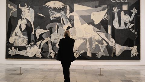 Vista de la pintura Guernica de Pablo Picasso durante la presentación a miembros de la prensa de la exposición 'Pity and Terror in Picasso: The Path to Guernica' en el Museo Reina Sofía el 3 de abril de 2017 en Madrid, España