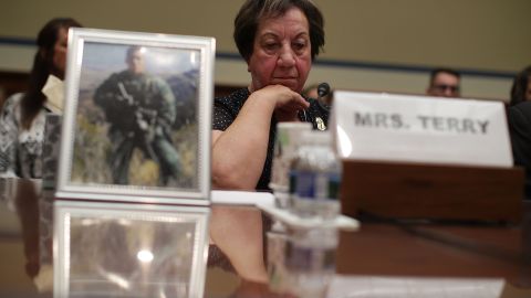 Josephine Terry, madre del agente de CBP Brian Terry, asesinado en 2010 con un arma de fuego de la Operación Rápido y Furioso, durante una audiencia en el Congreso en 2017.