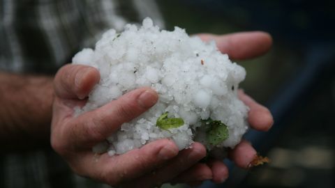 Granizo de más de 4 pulgadas golpea y mata a bebé de 20 meses en España