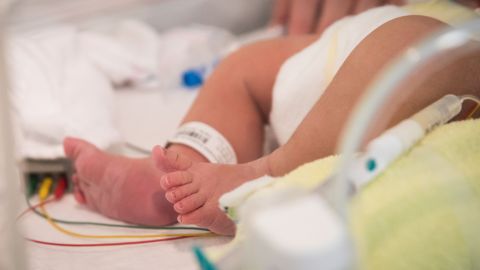 La madre del bebé y su hermano de 8 años, continúan hospitalizados.