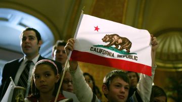 La bandera de California se conoce como la Bandera del Oso.