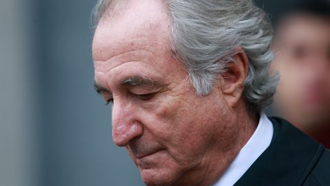 Foto de archivo muestra a Bernard Madoff en la corte federal de Manhattan el 10 de marzo de 2009 en Nueva York.