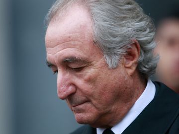 Foto de archivo muestra a Bernard Madoff en la corte federal de Manhattan el 10 de marzo de 2009 en Nueva York.