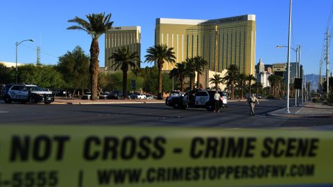 La cinta de la escena del crimen rodea el Hotel Mandalay (fondo) después de que un hombre armado mató al menos a 50 personas e hirió a más de 200 cuando abrió fuego en un concierto de música country en Las Vegas, Nevada, el 2 de octubre de 2017.