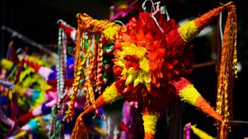 La piñata es tradicional en las fiestas.