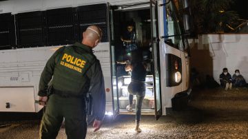 Gobernador de Texas inició envió de autobuses llenos de migrantes a Chicago