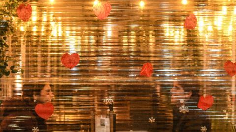 Hombre abandona a su cita durante asalto a restaurante (VIDEO)