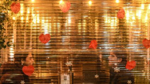 Hombre abandona a su cita durante asalto a restaurante (VIDEO)