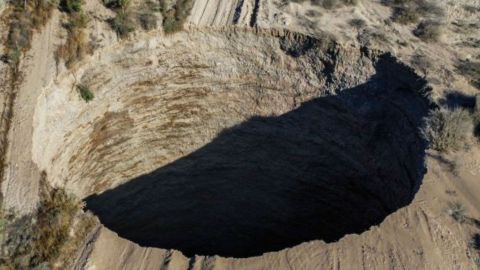 Hombre pierde los dedos por buscar a su esposa e hija que cayeron en un socavón