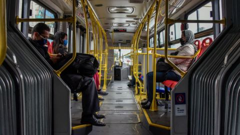 Hombre rocía gasolina y prende fuego a camión con pasajeros a bordo