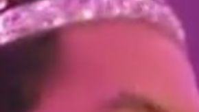 Hombre triunfa en internet por festejar sus 30 años con vestido de quinceañera (VIDEO)