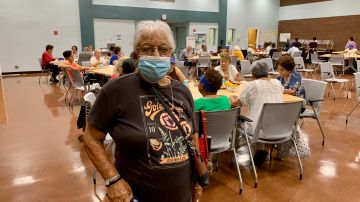Evangelina Griego de 88 años se refugia de las altas temperaturas en el centro de enfriamiento del East Los Angeles Service Center. (Araceli Martínez/La Opinión)