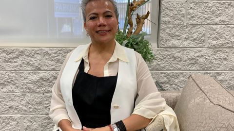 La diputada trans por Morena, Salma Luevano escucha a los migrantes. (Araceli Martínez/La Opinión)