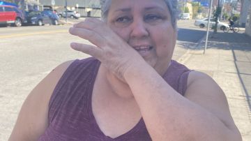 Martina Chávez, una ama de casa de 52 años originaria de Tecomán, Colima llora por el temblor.