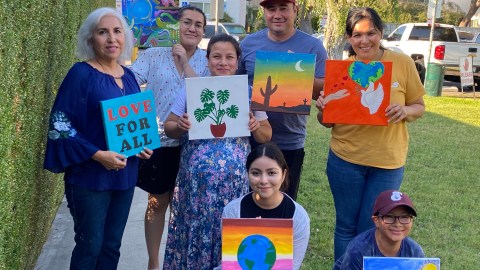 Vecinos de Anaheim se preparan para mandar sus trabajos al mosaico artístico más grande del mundo. (Cortesía)