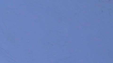 Vicente Herrera, padre de la víctima, señala el lugar donde cayó su hijo muerto.