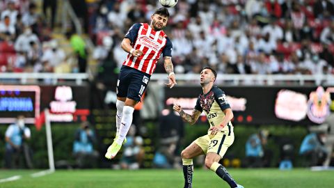 Alexis Vega y Miguel Layún en el Clásico de la temporada pasada entre Chivas y América.