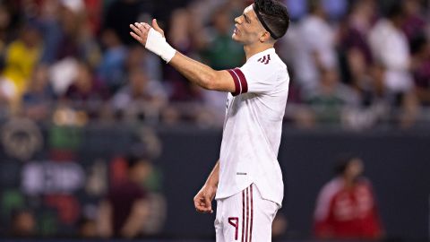 Raúl Jiménez en partido con la Selección de México.