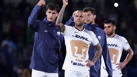 Dani Alves junto a sus compañeros de Pumas.