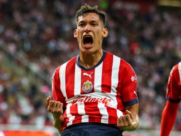 Jesús Orozco le obsequió su jersey al pequeño fan.