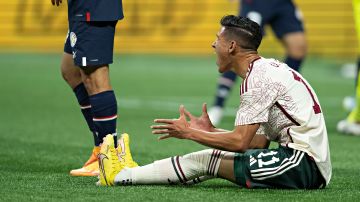 Uriel Antuna en lamento durante el partido del Tri contra Paraguay.
