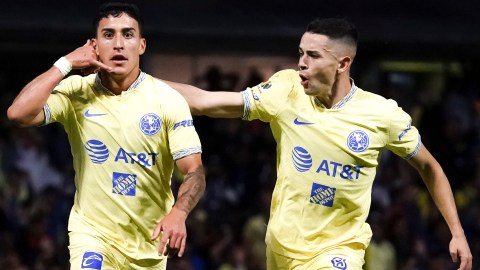 Alejandro Zendejas celebra el gol del triunfo.