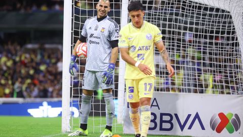 Alejandro Zendejas (d) del América bajo la mirada de Nahuel Gúzman (i), de Tigres.